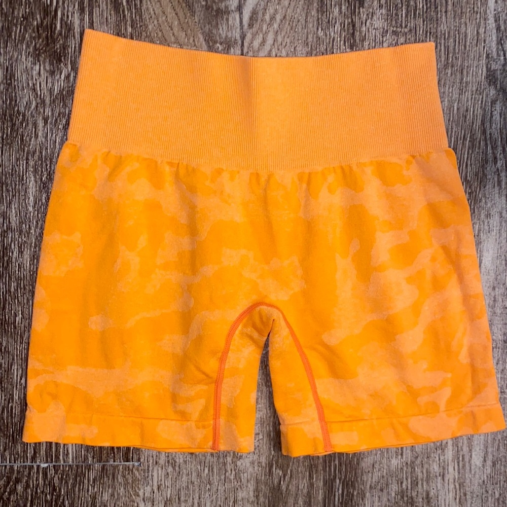 Yeoreo •seamless high waisted, orange camo shorts, Size Medium